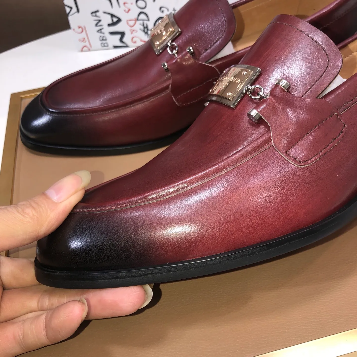 Ex-factory price 500💰DG top quality🔍🔍men's new leather shoes🚹Sold simultaneously at counters⚠Shoe uppers are imported cowhide from Italy, fully imported cowhide lining, imported accessories💪💪, completely 1⃣️ to 1⃣️replica🇮🇹 💪💪, ⚠Sole: The original sole is specially provided by the original factory, the exclusive movable molded sole is super comfortable, ⚠The original factory follows the order, 🔍🔍high quality, you can enter and exit the counter at will, welcome to compare ⚠Number of sizes: 38-44 (45 customized)